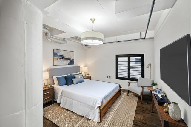 1025 S Shepherd Drive 110, Houston, TX 77019