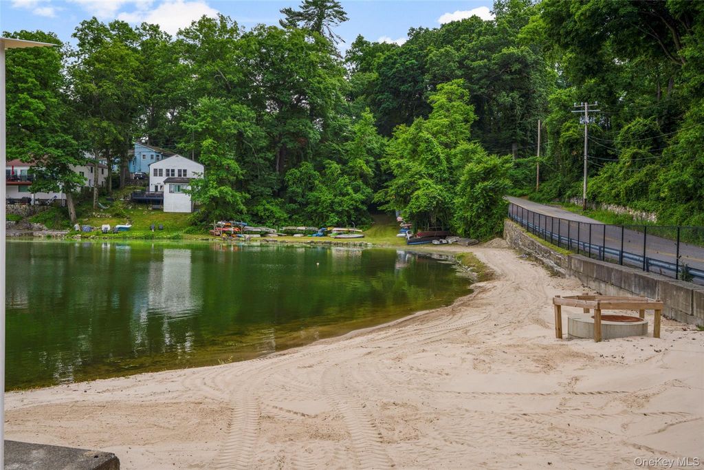 109 Tanglewylde Road, Lake Peekskill, NY 10537