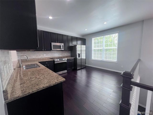 27994 Hopkins Drive, Novi, MI 48377