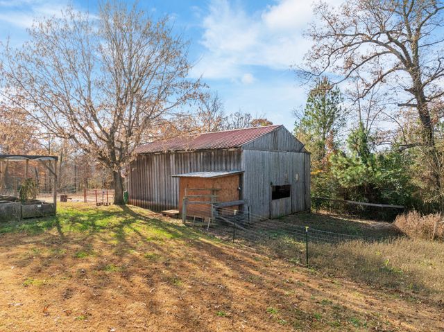 875 Lindsey Rd, Parsons, TN 38363