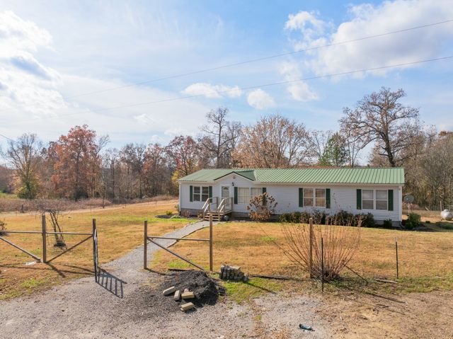 875 Lindsey Rd, Parsons, TN 38363
