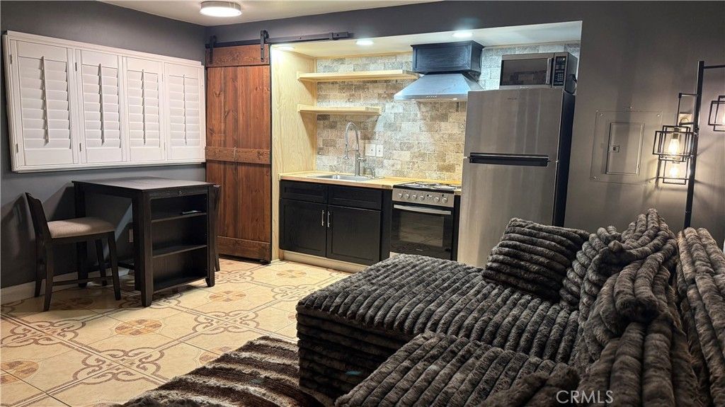 Image 3 of property listing at 7904 Laurel Canyon 12, North Hollywood, CA 91605