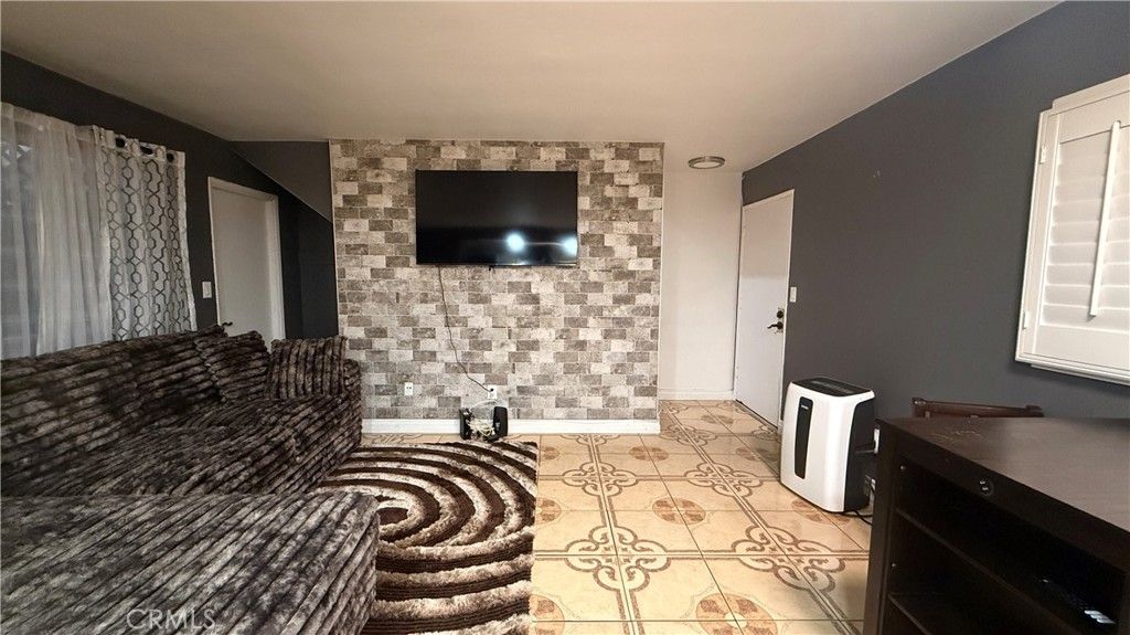 Image 5 of property listing at 7904 Laurel Canyon 12, North Hollywood, CA 91605