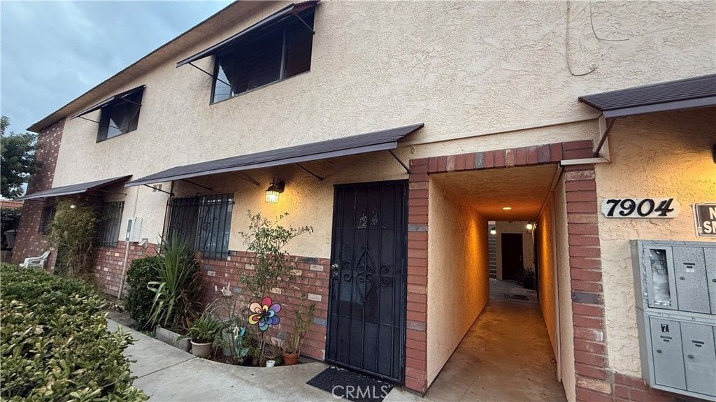 Image 6 of property listing at 7904 Laurel Canyon 12, North Hollywood, CA 91605