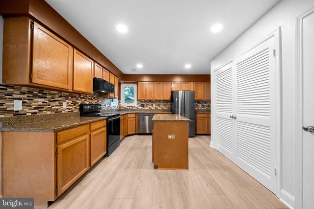 7827 BOLD LION LN, Alexandria, VA 22315