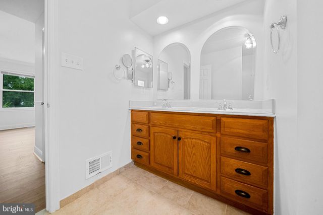 7827 BOLD LION LN, Alexandria, VA 22315