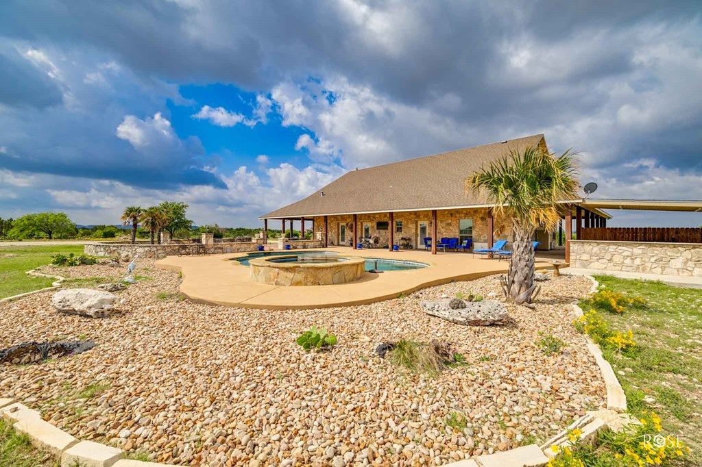 Image 13 of property listing at 2799 Ridge Lane Road, Christoval, TX 76935