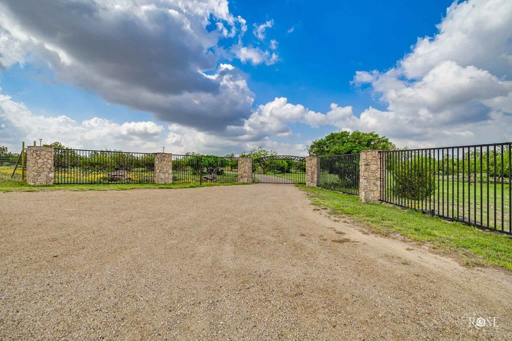 Image 2 of property listing at 2799 Ridge Lane Road, Christoval, TX 76935