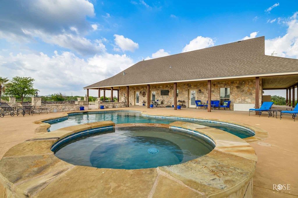 Image 5 of property listing at 2799 Ridge Lane Road, Christoval, TX 76935