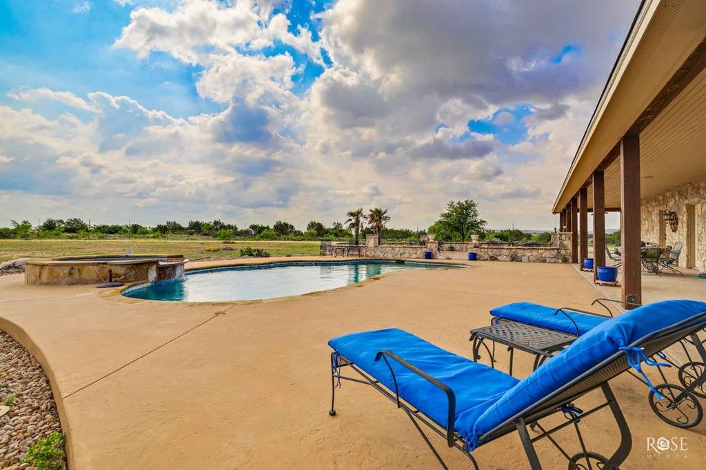 Image 6 of property listing at 2799 Ridge Lane Road, Christoval, TX 76935