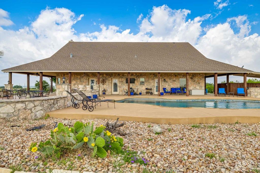 Image 8 of property listing at 2799 Ridge Lane Road, Christoval, TX 76935