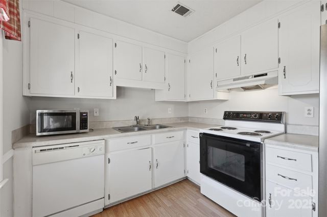 9901 Arbordale Avenue, Charlotte, NC 28215