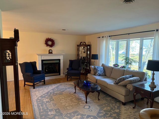 4 Cambridge Court, Toms River, NJ 08753