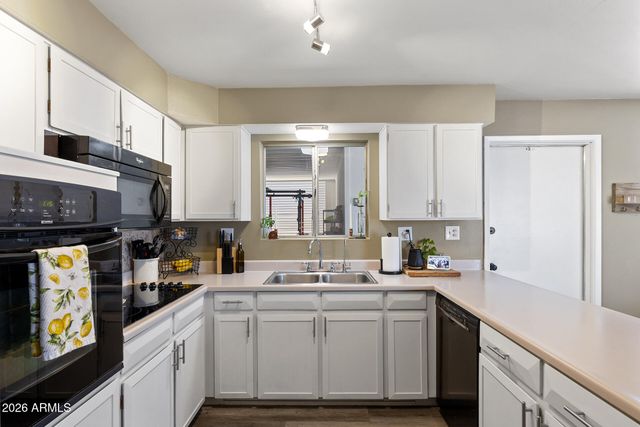 3710 W CARON Street, Phoenix, AZ 85051