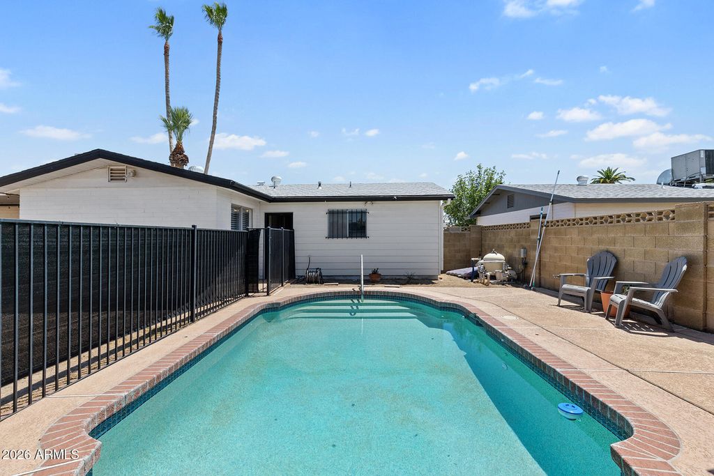 Image 6 of property listing at 3710 W CARON Street, Phoenix, AZ 85051