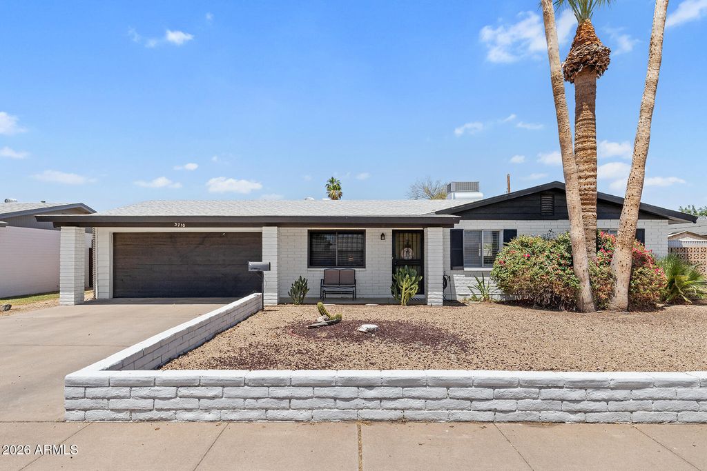 Image 7 of property listing at 3710 W CARON Street, Phoenix, AZ 85051