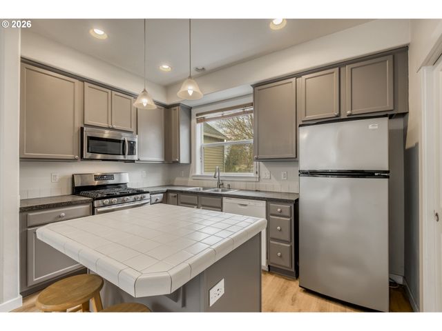 2753 Se NICKLAUS Ct, Hillsboro, OR 97123