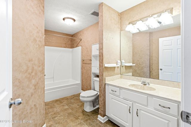 10200 Deer Vista Dr, Louisville, KY 40291