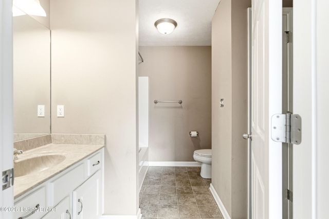 10200 Deer Vista Dr, Louisville, KY 40291