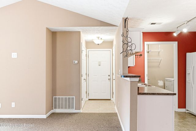 10200 Deer Vista Dr, Louisville, KY 40291