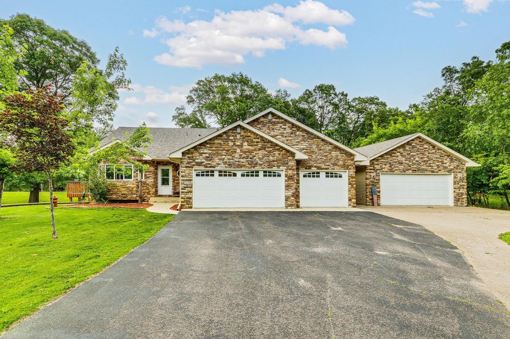 3220 S Vine Street, Cambridge, MN 55008