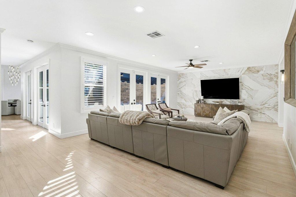 Image 4 of property listing at 5696 NW 39th Avenue, Boca Raton, FL 33496