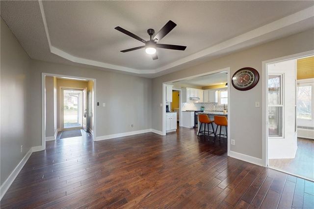 1905 NE Dill Drive, Lee's Summit, MO 64086