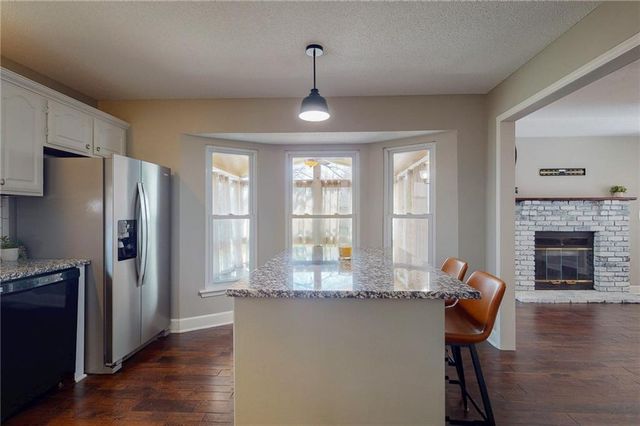 1905 NE Dill Drive, Lee's Summit, MO 64086