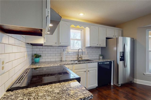 1905 NE Dill Drive, Lee's Summit, MO 64086