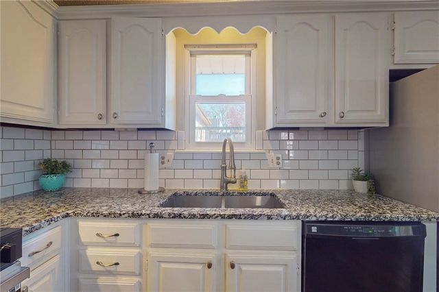 1905 NE Dill Drive, Lee's Summit, MO 64086