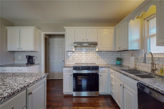 1905 NE Dill Drive, Lee's Summit, MO 64086