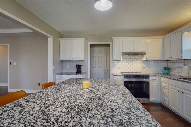 1905 NE Dill Drive, Lee's Summit, MO 64086