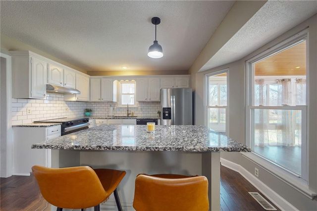 1905 NE Dill Drive, Lee's Summit, MO 64086