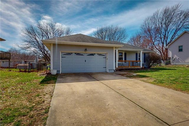 1905 NE Dill Drive, Lee's Summit, MO 64086