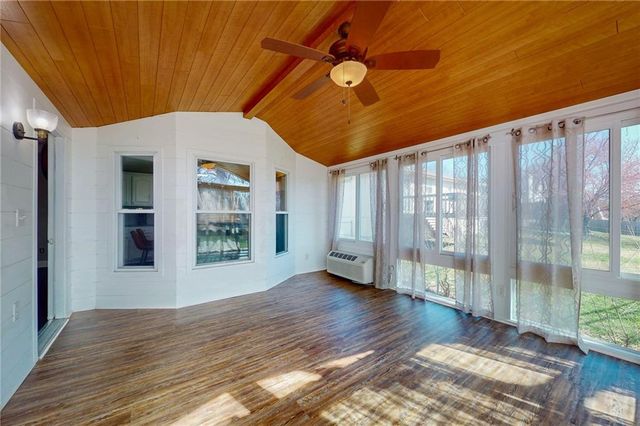 1905 NE Dill Drive, Lee's Summit, MO 64086