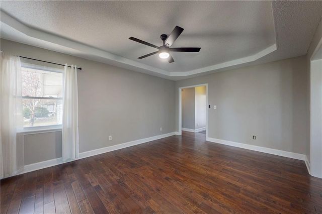 1905 NE Dill Drive, Lee's Summit, MO 64086