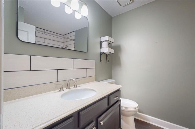 1905 NE Dill Drive, Lee's Summit, MO 64086