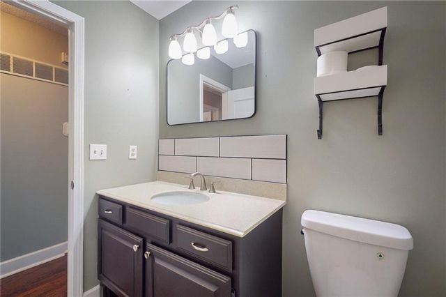 1905 NE Dill Drive, Lee's Summit, MO 64086