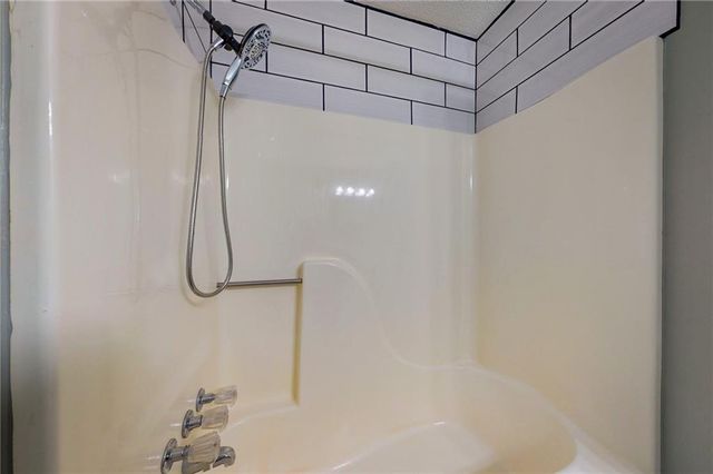 1905 NE Dill Drive, Lee's Summit, MO 64086