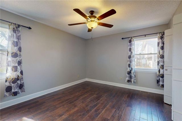 1905 NE Dill Drive, Lee's Summit, MO 64086