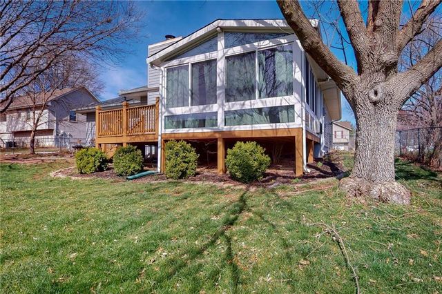 1905 NE Dill Drive, Lee's Summit, MO 64086