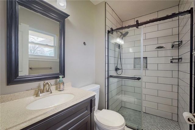 1905 NE Dill Drive, Lee's Summit, MO 64086