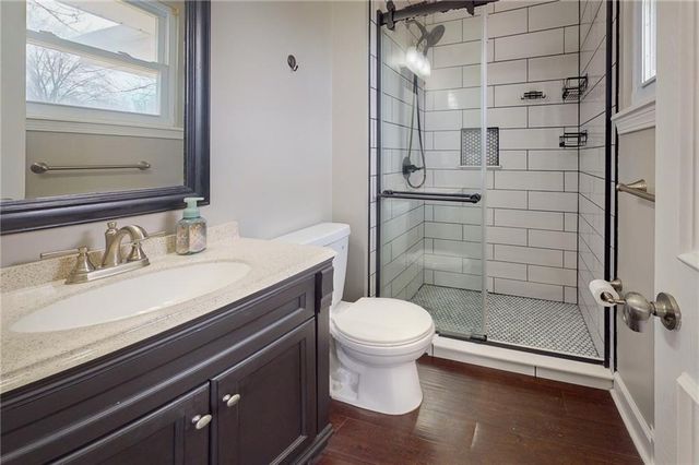 1905 NE Dill Drive, Lee's Summit, MO 64086