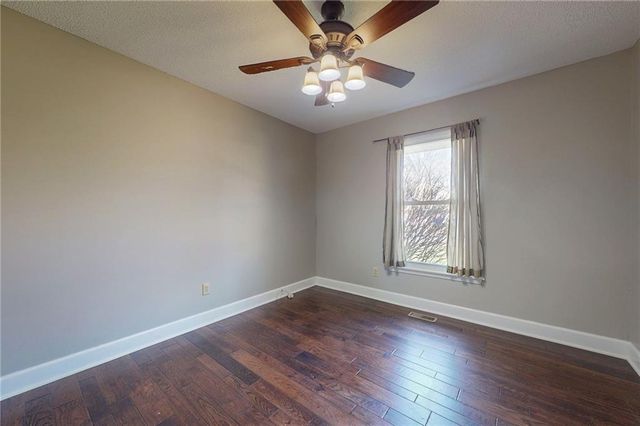 1905 NE Dill Drive, Lee's Summit, MO 64086