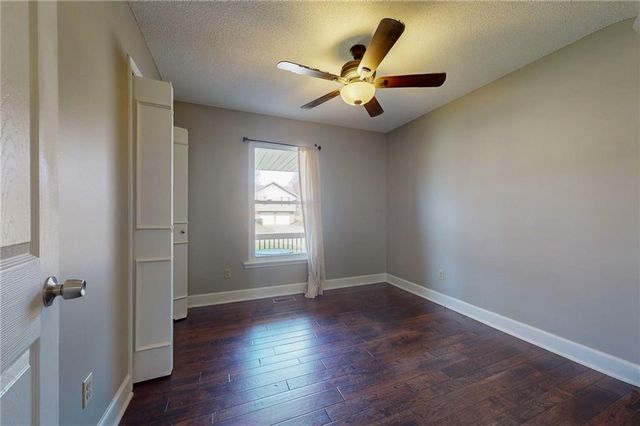 1905 NE Dill Drive, Lee's Summit, MO 64086