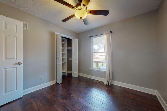 1905 NE Dill Drive, Lee's Summit, MO 64086