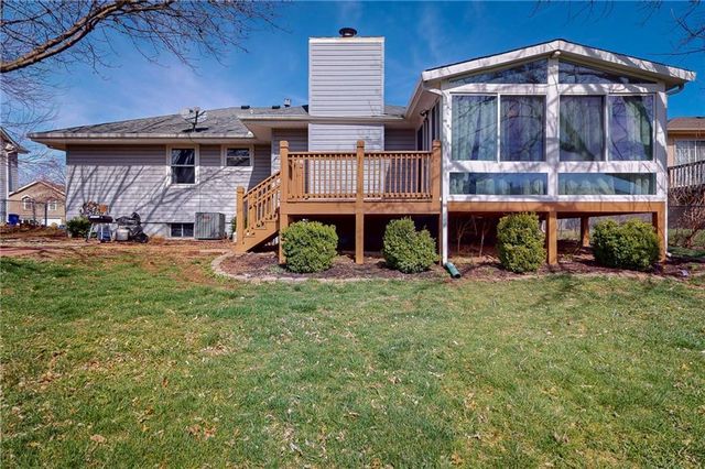 1905 NE Dill Drive, Lee's Summit, MO 64086