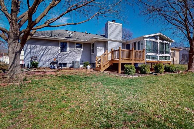 1905 NE Dill Drive, Lee's Summit, MO 64086