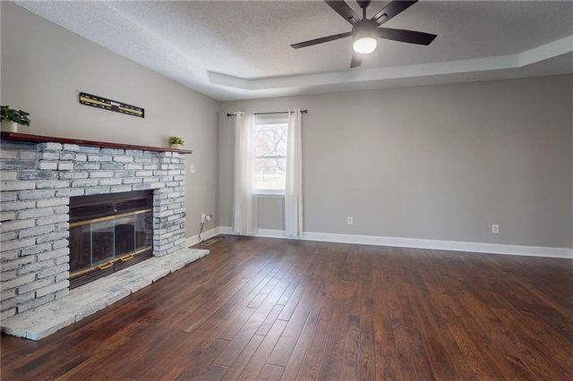 1905 NE Dill Drive, Lee's Summit, MO 64086