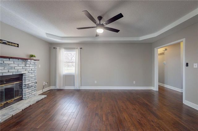 1905 NE Dill Drive, Lee's Summit, MO 64086